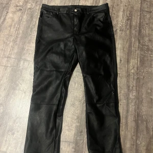 Fake skin byxor - Finns små släppningar i skinnet men inget jag tänker på