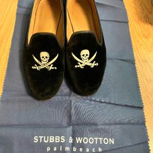 STUBBS &WOOTTON svarta skor. Köpt från NK för 2600kr. Nypris 3800kr idag Väldigt praktiska och bekväma. Använd ett par gånger