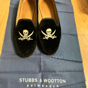 STUBBS & WOOTTON skor - STUBBS &WOOTTON svarta skor. Köpt från NK för 2600kr. Nypris 3800kr idag Väldigt praktiska och bekväma. Använd ett par gånger