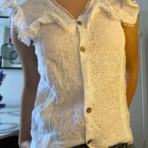 Somrig blus  - Super fin blus, perfekt för sommaren. En knapp har ramlat av, men inget som inte kan fixas. Rekommenderar 