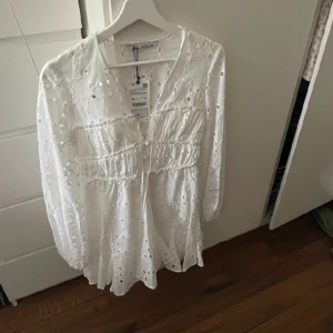 Studentklänning  - Fin och helt ny klänning från zara perfekt till studenten☺️