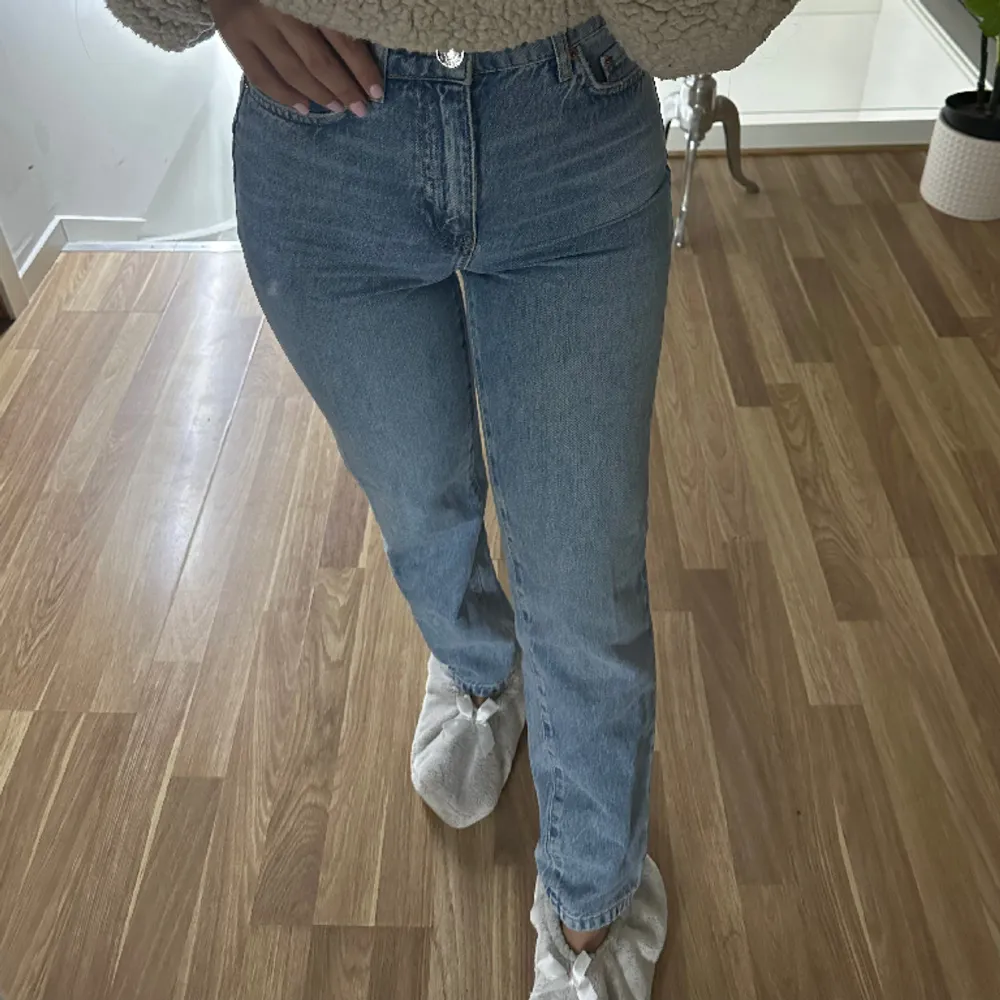 Mom jeans från Gina tricot, knappt använda, jättesköna.. Jeans & Byxor.