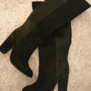 Stövlar  - Såå fina knähöga stovlar med klack. Lika fina till jeans som till klänning. Använd endast ett par timmar. Tyvärr ett lite skavmärke bak på ena stöveln 