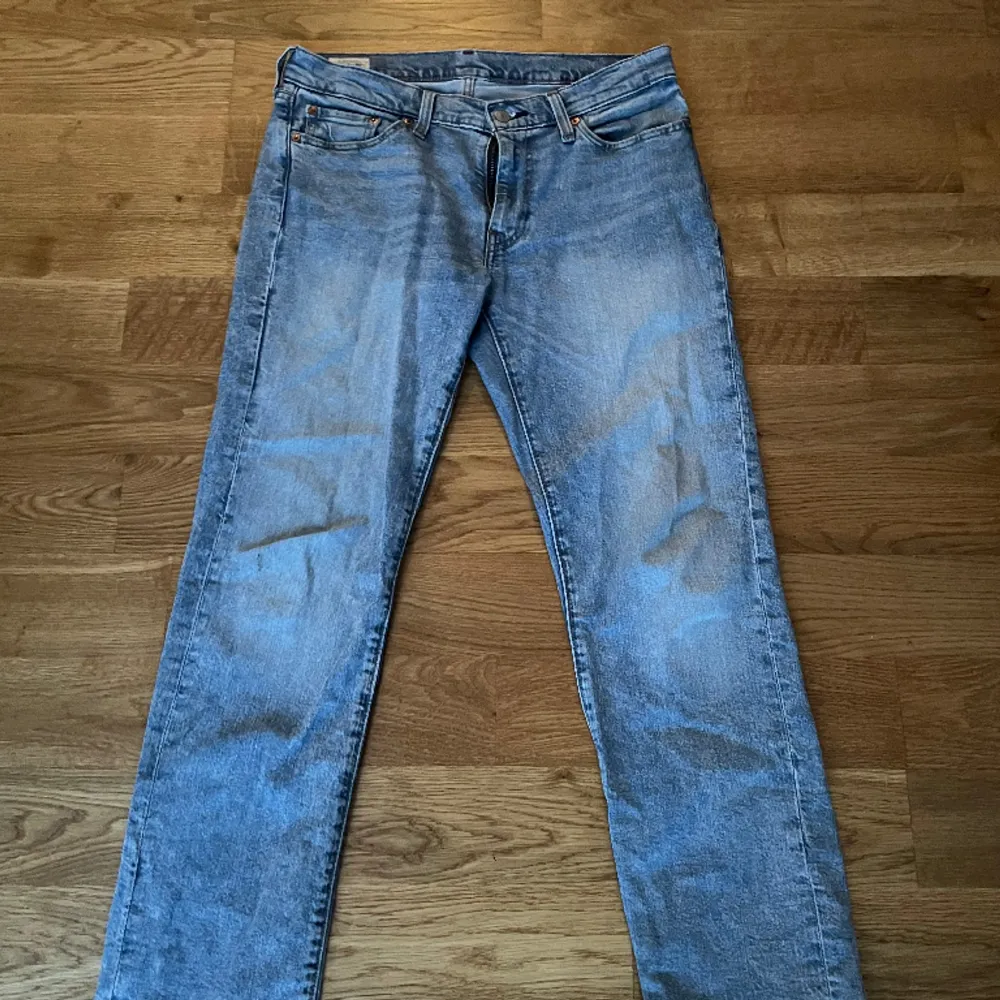 Levis 512 jeans i storleken W32 L32. Nypris 1200. Inga defekter skick 9/10🤝. Jeans & Byxor.