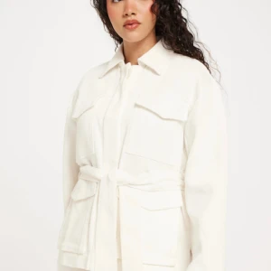 Vit kappa Gina Tricot  - Säljer min vita Gina Tricot jacka. Använd endast två gånger pga att den är lite för liten och jag har köpt en storlek större, har två likadana jackor nu. Super fin jacka inga skador, lukt eller liknande, köpt för 800 kr. 