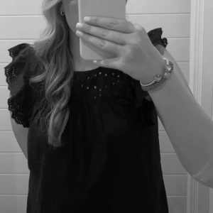 Blus JDY - Superfin blus, med mycket bra skick!! Då jag använt den fåtal gånger, säljer pga att jag tycker den är lite för kort för mig. Nypris ca 450kr