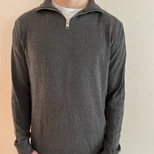 Mörkgrå zip tröja  - Mörkgrå zip tröja från jack &jonas, i storlek S passad M. Ny pris 300kr. Köparen står för frakten. 