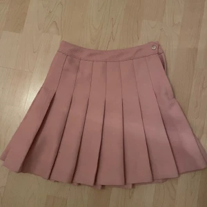 Rosa kjol - Veckad ljusrosa kjol i bra skick.