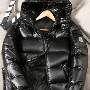 Moncler jacka  - Moncler jacka svart  Ny pris 16 000kr Helt ny  Mitt pris 5000
