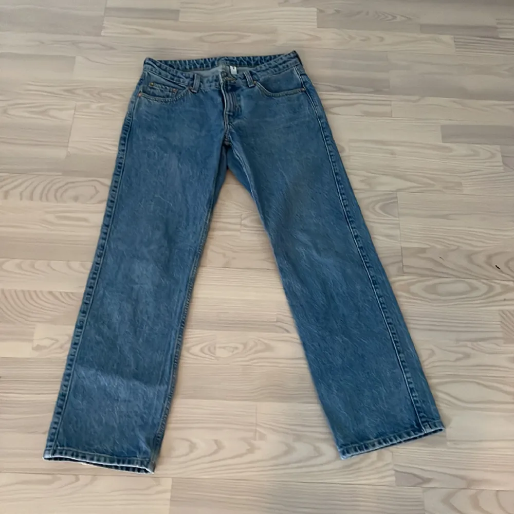 Första två bilderna är lånade den sista är min bild. Lågmidjade jeans från weekday i storlek 27/30 köpte dem från en användare på plick men tyvärr passade byxorna inte mig.. Jeans & Byxor.