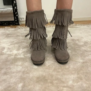 Minnetonka boots - Så snygga boots från minnetonka. Säljer pågrund av att dom är för små. Använda en gång