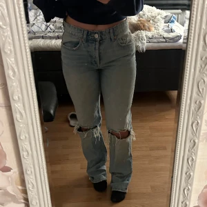 Mid waist jeans - As snygga mid waist jeans från Zara med hål i knäna! De är lite för stora för mig så säljs pågrund av det! Inga defekter som är synliga och sparsamt använda💞