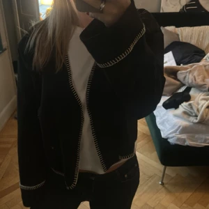 Jacka  - Säljer nu ginas super trendiga jacka i svart! Den är lite nopprig vid väcket i armarna! Men inget som syns allt för mycket! 