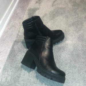 Klackskor - Säljer dem pga kommer ej till användning dem är ganska nya, har använt fåtal gånger. Bra material och kvalite😍Jätte bekväma🫶Jätte bra att ha till vintern. Priset kan diskuteras ❤️