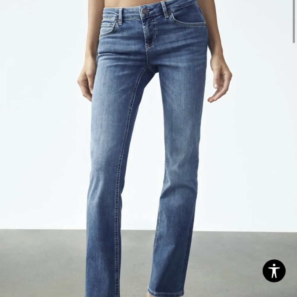Snygga Low Rise jeans från Zara strl 36 i nyskick säljes för 350 kr.. Jeans & Byxor.