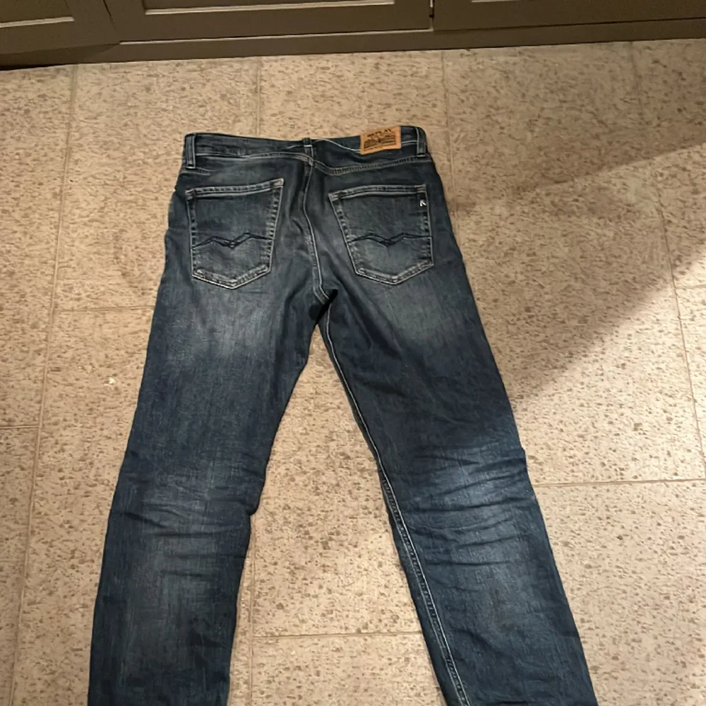 Ett par mörkblå Replay jeans i barnstorlek 158 cm men de passar 160-165 cm. De är i riktigt fint skick men den högra fickan är lite sönder men det går fortfarande att ha saker i den. Jeansen har inga fläckar och passformen är mellan regular och slim. . Jeans & Byxor.