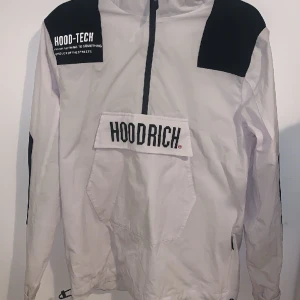 Hoodrich Windbreaker - Hoodrich jacka/windbreaker väldigt bra skick, knappt använd. Finns ej i kollektionen. Snabb affär bra pris!