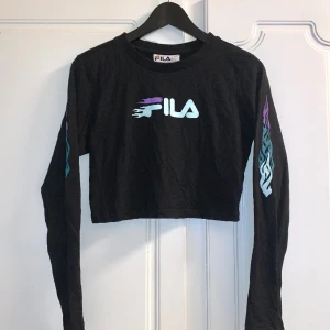 Fila croptop, size 36 - Fila croptop i storlek 36 - fint skick, knappt använd. Du får den nytvättad, såklart. Finns att hämta i Tallkrogen, Enskede. Annars kan jag posta, du står för frakten :) mvh Maria 
