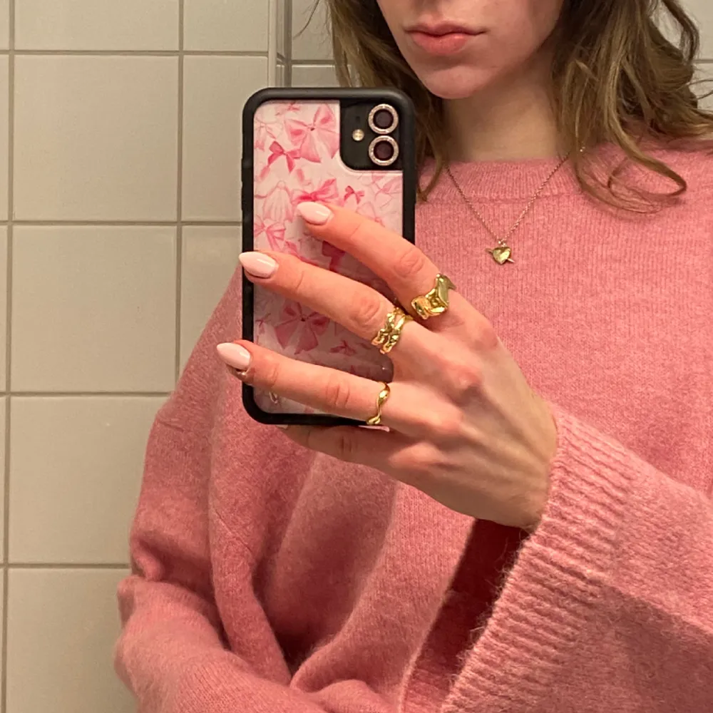 Populära tröjan crew neck sweater från Gina Tricot i rosa. Finns inte på ginas hemsida än, köpt på Zalando. Bara använd 1 gång så som ny 🩷. Tröjor & Koftor.
