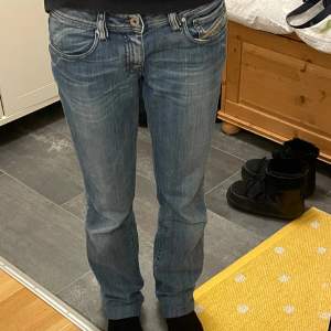 !!INTRESSE KOLL!! Detta är en intresse koll på dessa jeans som är straight/bootcut. Passar någon som är mellan 164-170cm lång. Midjemåttet är ca 39 cm rakt över byxornas midja.Skriv vad erat pris är om ni skulle vilja köpa dom(inte under 250kr pga märket)