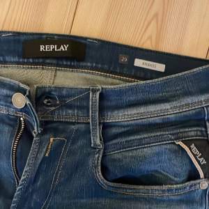Säljer ett par helt oanvända replay jeans i 10/10 skick ny pris 1700 mitt pris går att diskutera 