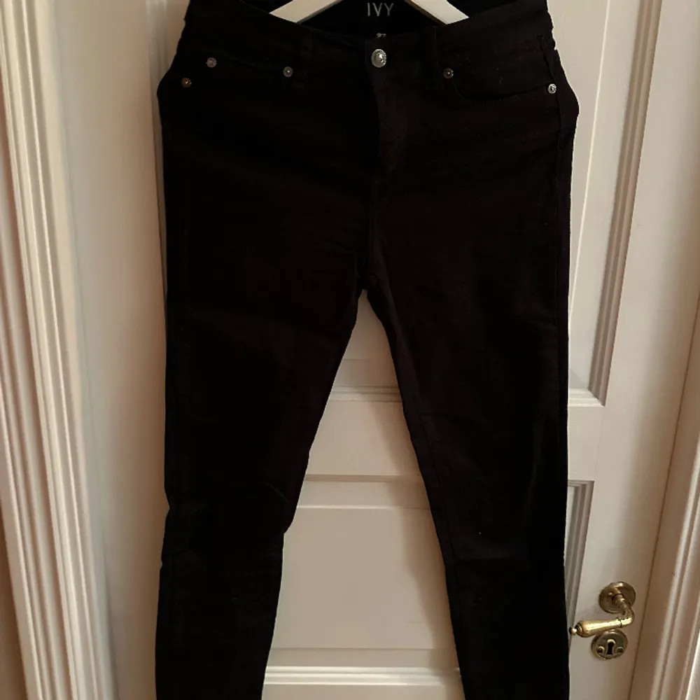 Svarta stuprör knappt använda storlek 27 väldigt strechiga.. Jeans & Byxor.