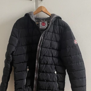 Colmar jacka storlek m - Colmar jacka i m  Skada på ine fickan 