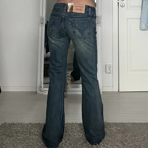 Levis - midjemått: 35cm rakt över, innerbenslängd: 80cm 💗 lappar kvar