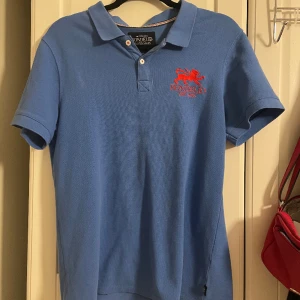 Skitsnygg pikétröja  - En så nice pikétröja från Bondelid som är perfekt till ett par svarta jeans och skinnjacka. Behöver sälja pga flytt❤️❤️