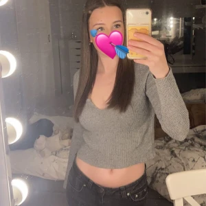 tröja - hej säljer denna super fina stickade tröja ifrån shein🫶🏼 säljer då den inte kommer till Användning i Ny skick💗