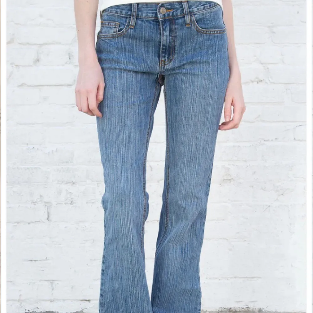 Säljer mina jeans från Brandy Melville då de inte passar, innerbenslängd 82 cm och midjemått 76 cm. Kan skicka fler bilder privat❣️. Jeans & Byxor.