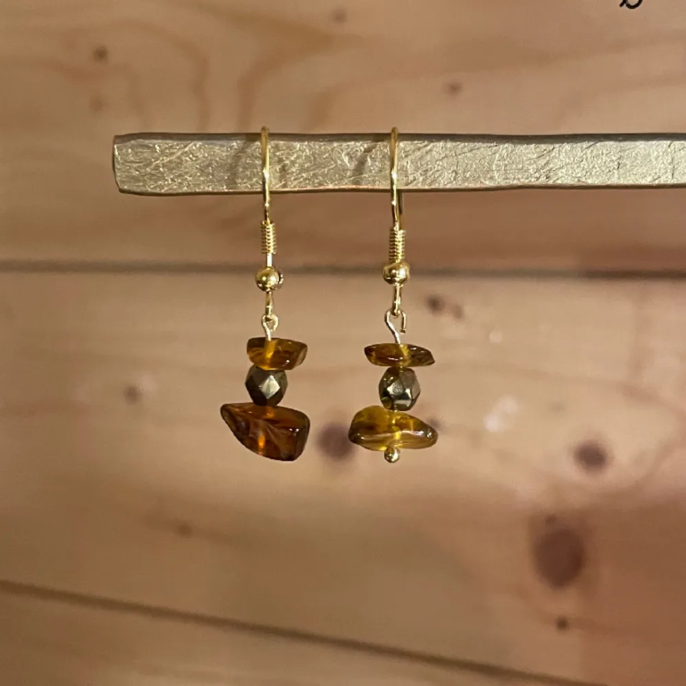 handgjorda guldfärgade örhängen med brun/gula stenar och en pärla i mitten❤️ skriv om du har frågor . Accessoarer.