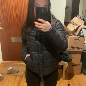 Dunjacka - Svart dunjacka i storlek xs, köparen står för frakten 