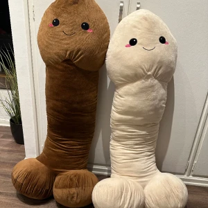 Stora snopp kuddar - 1 meter långa!  Säljer båda för 450 kr!  Den vita är lite lätt smutsig vid huvudet som knappt syns (se bild)