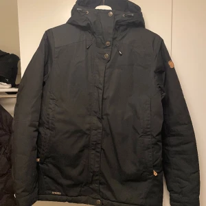 Fjällrävenjacka - Fjällrävenjacka i dam, storlek S. Använd en vinter så den är i fint skick. Skriv för fler bilder.