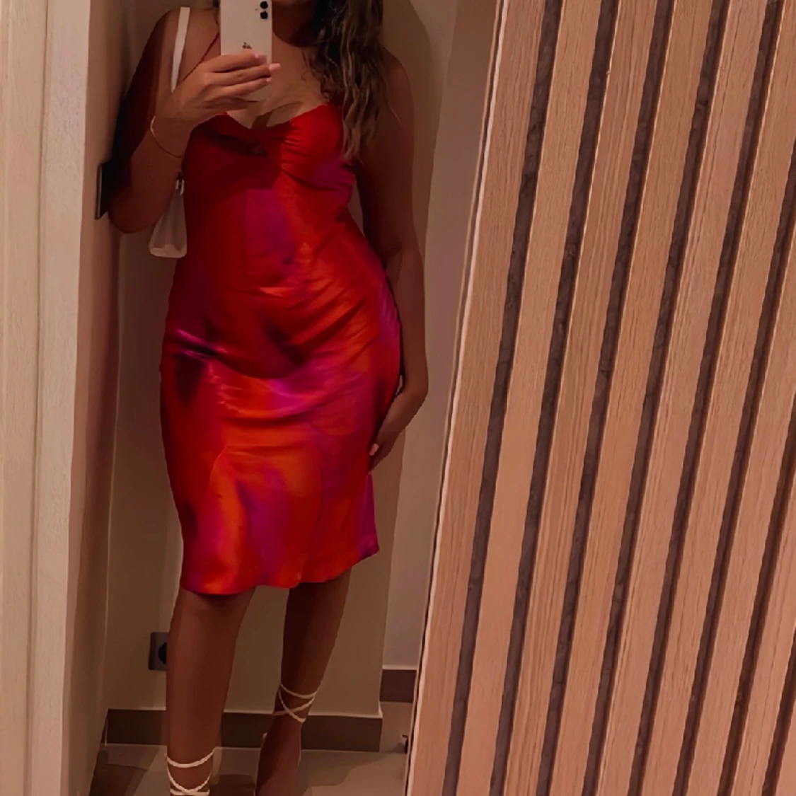 Röd satin klänning  - 91