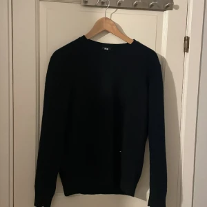   mörkblå Kashmir tröja från uniqlo - Säljer nu denna snygga 100 % Kashmir tröjan från Uniqlo. Tröjan har använts ett fåtal gånger men skicket är så gott som nytt. Nypris ligger på 1500. Bara att höra av er vid eventuella frågor!