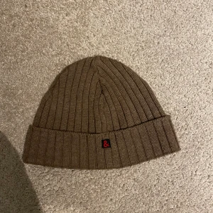 OG Dolce & Gabbana mössa - Brun mössa från italienska lyxmärket Dolce & Gabbana  Skick 9/10 och inga deffekter Passar dem flesta