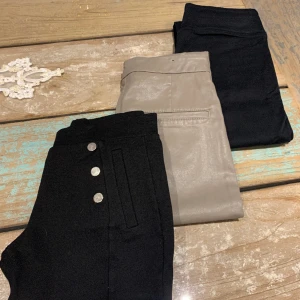 Legginsbyxor S - 3 par snygga och sköna leggings byxor. Gröna med lyster från Massimo Dutti svarta med knappar från Zara och svarta från MQ. Alla är i superskick❣️