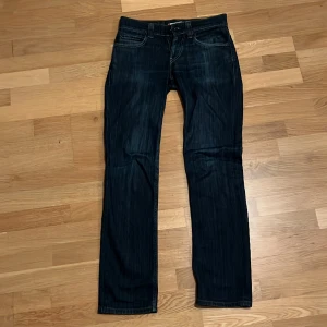 Lågmidjade jeans - Ett par levis lågmidjade jeans som då är skit snygga på och passar till allt