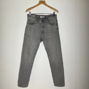 Loose fit jeans - Fräscha gråa jeans från Jack & Jones som matchar med nästan allt!