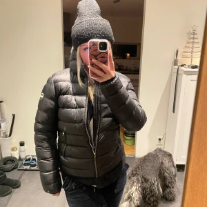 Colmar jacka - Säljer min fina colmar jacka då den är för liten. En liten defekt på höger arm, dock inte synlig så tydligt. Skriv för fler bilder🙌🏼