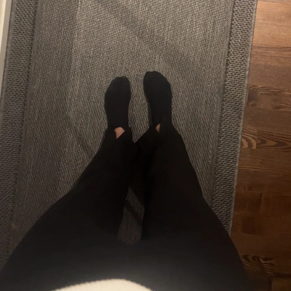 Ett par sköna svarta kostymbyxor från Gina med slits nere vid fötterna. Köparen står för frakten!. Jeans & Byxor.