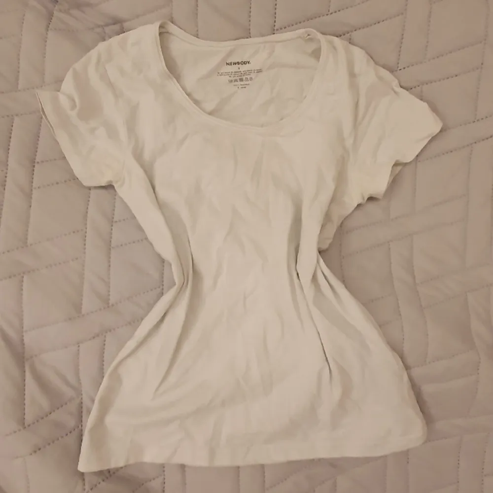 Super söt vit t-shirt, inga defekter😚 storlek s men passar xs och m med . T-shirts.