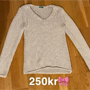 Tung stickad tröja - Benetton - Denna superfina långärmade tröjan med väldigt tjock och tungt material från Benetton - Italy