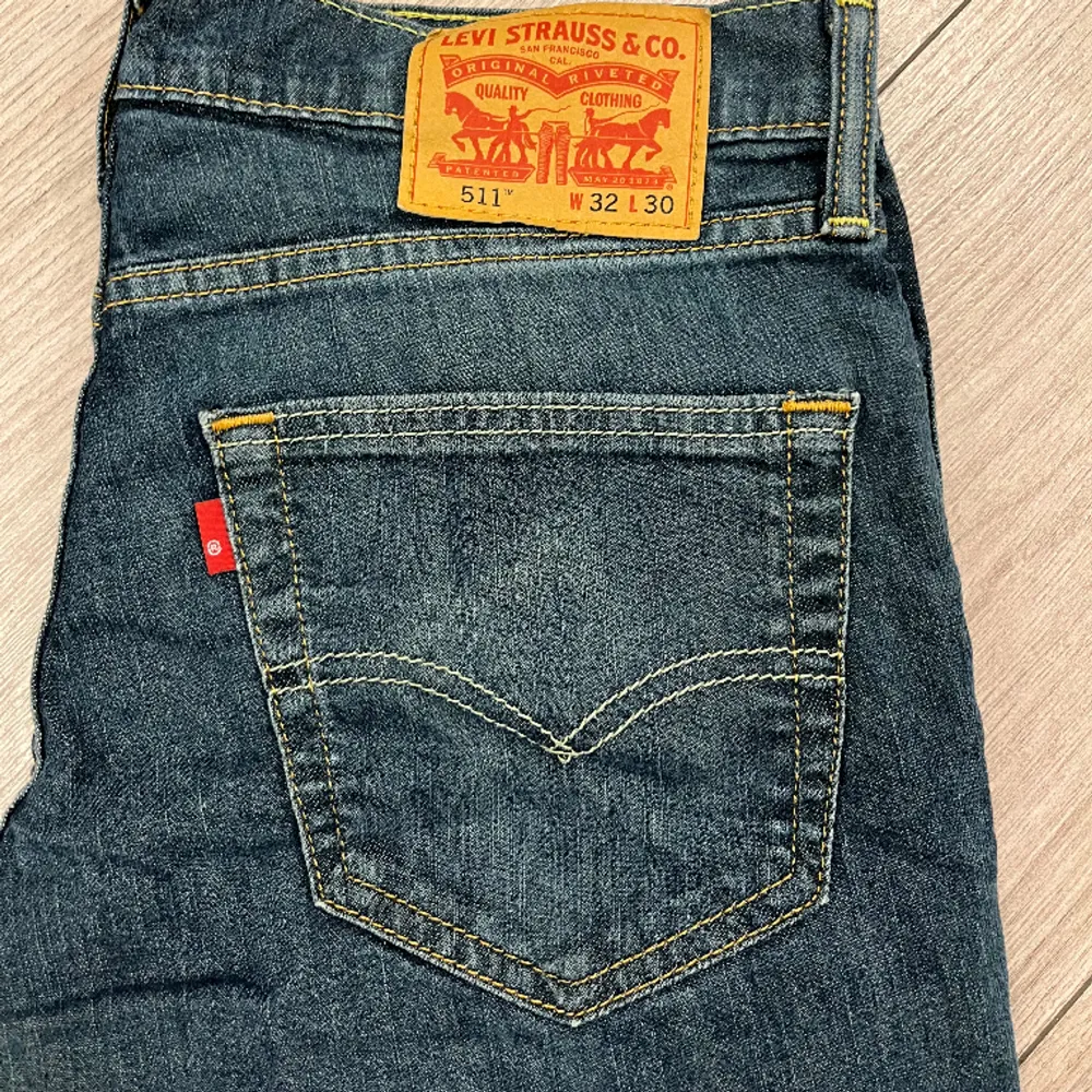 (Nr.6) Vintage Levis jeans!  Skick- 5/10 Defekter - se första bilden. Storlek - 32/30. Jeans & Byxor.