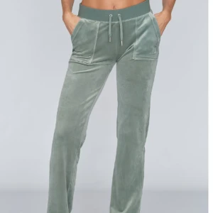 Juciy Couture byxor - Säljer mina Juciy Couture byxor i grön! Nypris är 1200kr men säljer billigare pågrund av att ena metall saken på snöret lossnade så fick limma tillbaka den och därav är det lite lim på ena byxbenet samt på den metall”knoppen”! Dm för närmare bilder💞