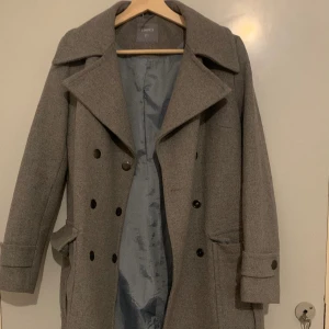 Vinterkappa - Jättefin grå vinterkappa från lindex  Skit bra kvalitet den är som nästan ny. Sitter jätte fint och flattering på. Perfekt för kalla vintern. 