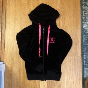 Kofta - Kofta i del av set, tillhörande byxor finns i annan annons. Svart sammet med rosa detaljer