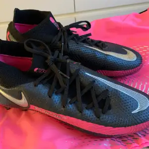 Ett par Nike phantoms fotbollsskor som  är använda fåtal gånger då dem var försmå. Stl 40,5/ 25,5 cm och i väldigt bra skick, påsen kommer med skorna💕